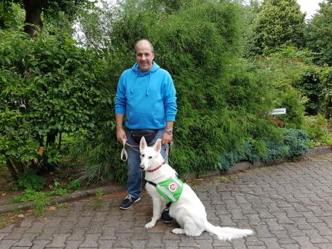 Kai mit Sweetie nach bestandener Prüfung mit neuer Kenndecke